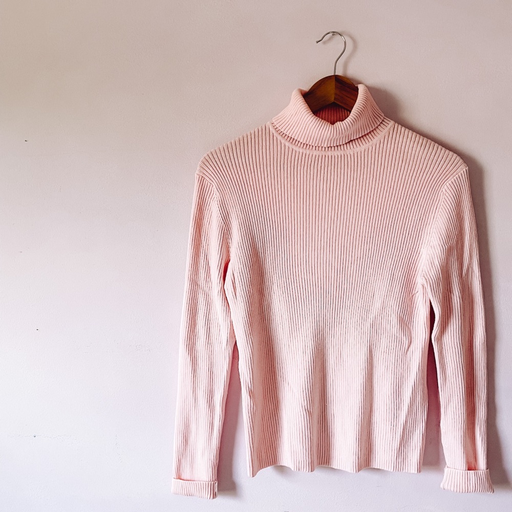 • 90’s pink ribbed turtleneck •